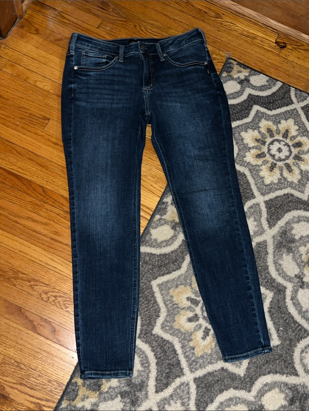 Like New Silver Jeans Suki Skinny Dark Indigo Skinny Jeans